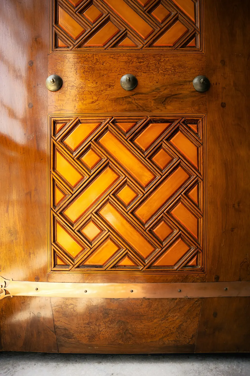 Polished wooden door with 2D CNC interlocking lattice pattern